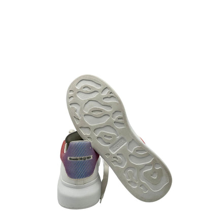 Scarpe Alexander McQueen in pelle bianca, presentano un tallone in pelle con caratteristico motivo sfumato a pixel. Originale, usata, di lusso in ottime condizioni.