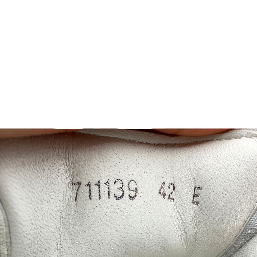 Scarpe Alexander McQueen in pelle bianca, presentano un tallone in pelle con caratteristico motivo sfumato a pixel. Originale, usata, di lusso in ottime condizioni.