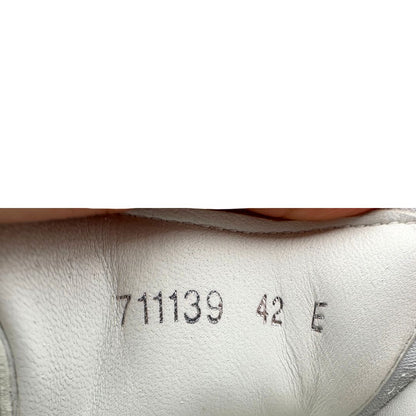 Scarpe Alexander McQueen in pelle bianca, presentano un tallone in pelle con caratteristico motivo sfumato a pixel. Originale, usata, di lusso in ottime condizioni.