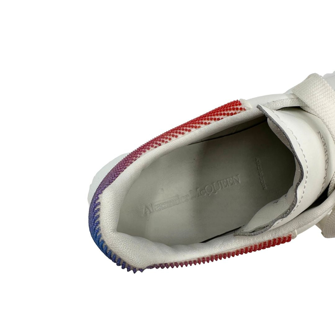 Scarpe Alexander McQueen in pelle bianca, presentano un tallone in pelle con caratteristico motivo sfumato a pixel. Originale, usata, di lusso in ottime condizioni.