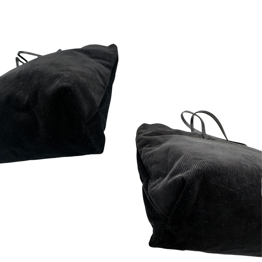  Borsa Fendi First in velluto nero a costine, munita di doppi manici in pelle