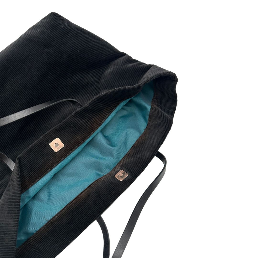  Borsa Fendi First in velluto nero a costine, munita di doppi manici in pelle