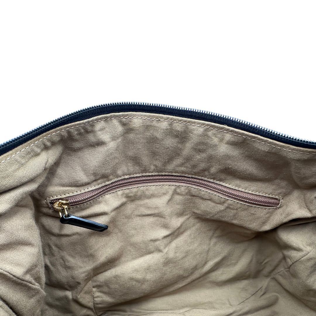 Interno, Borsa Borbonese in poliestere color nero e grigio antracite trama occhio di pernice, morbida e capiente, presenta una tracolla regolabile e dettagli metallici color oro. Originale, usata, di lusso, in condizioni ottime