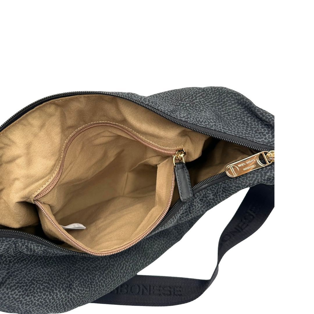 Interno tasca, Borsa Borbonese in poliestere color nero e grigio antracite trama occhio di pernice, morbida e capiente, presenta una tracolla regolabile e dettagli metallici color oro. Originale, usata, di lusso, in condizioni ottime