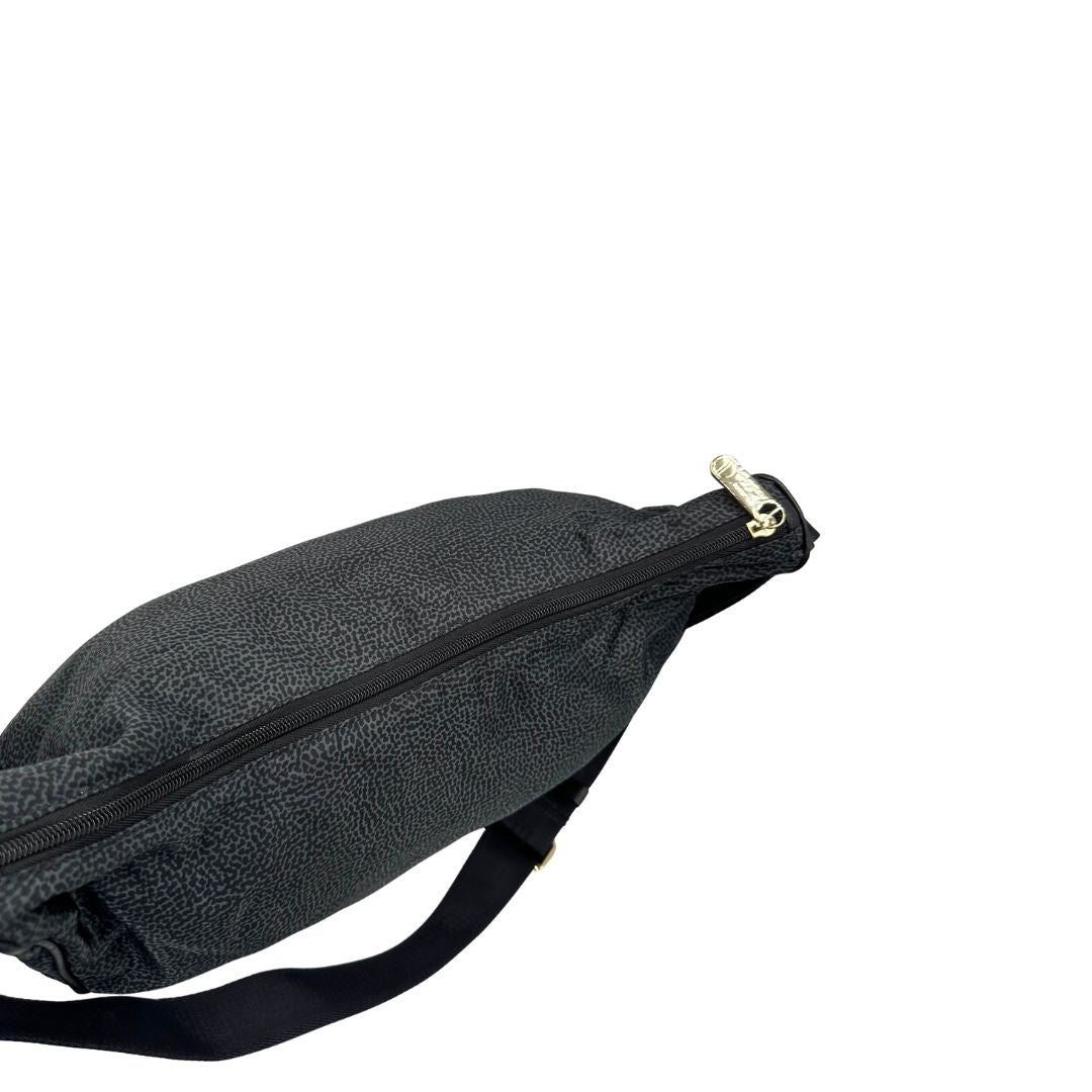 Chiusura, Borsa Borbonese in poliestere color nero e grigio antracite trama occhio di pernice, morbida e capiente, presenta una tracolla regolabile e dettagli metallici color oro. Originale, usata, di lusso, in condizioni ottime