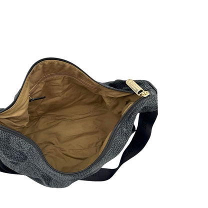 Interno, Borsa Borbonese in poliestere color nero e grigio antracite trama occhio di pernice, morbida e capiente, presenta una tracolla regolabile e dettagli metallici color oro. Originale, usata, di lusso, in condizioni ottime