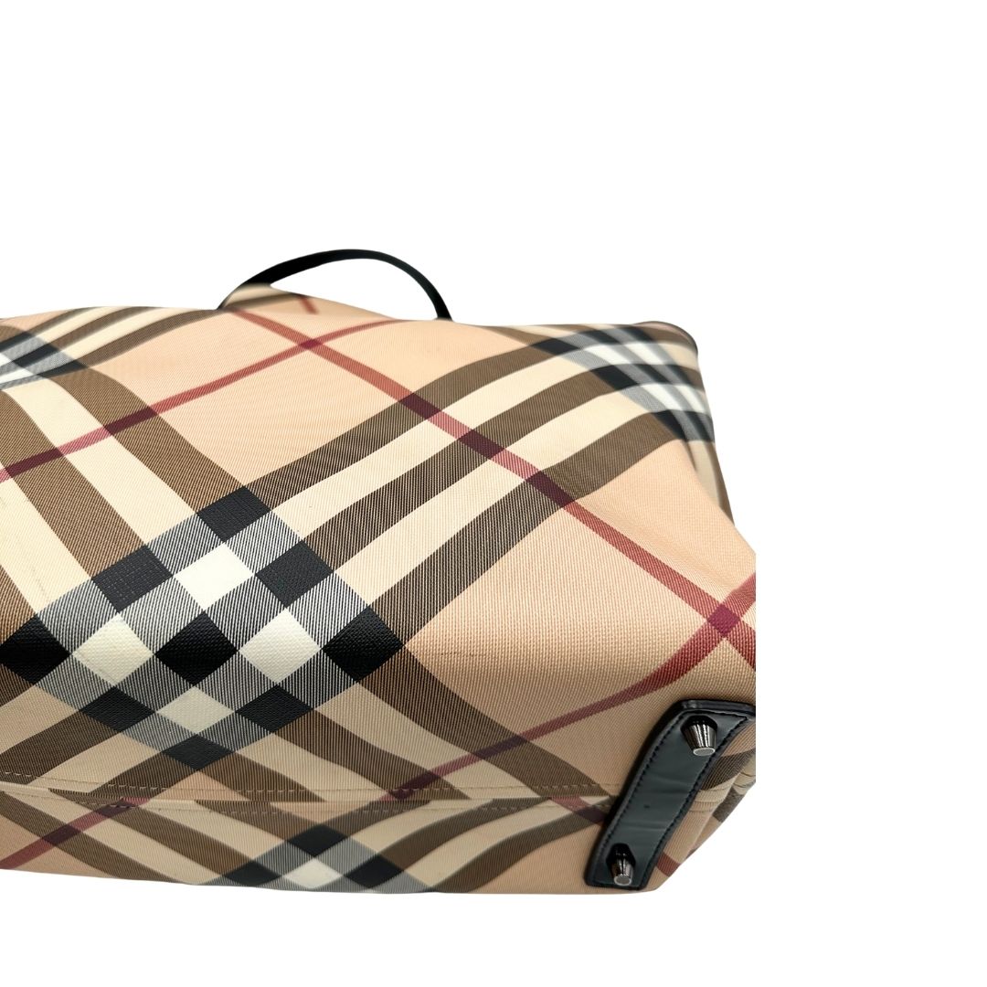 Borsa Burberry in canvas trama tartan e finiture in pelle vernis nera, puoi portarla a spalla oppure a mano. Originale, usata, di lusso, in ottime condizioni.