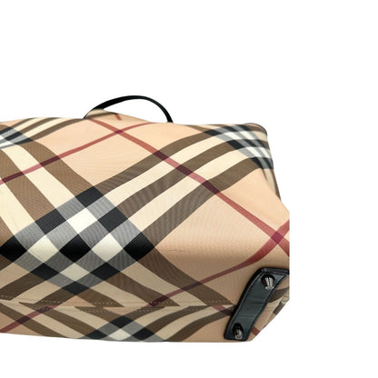 Borsa Burberry in canvas trama tartan e finiture in pelle vernis nera, puoi portarla a spalla oppure a mano. Originale, usata, di lusso, in ottime condizioni.