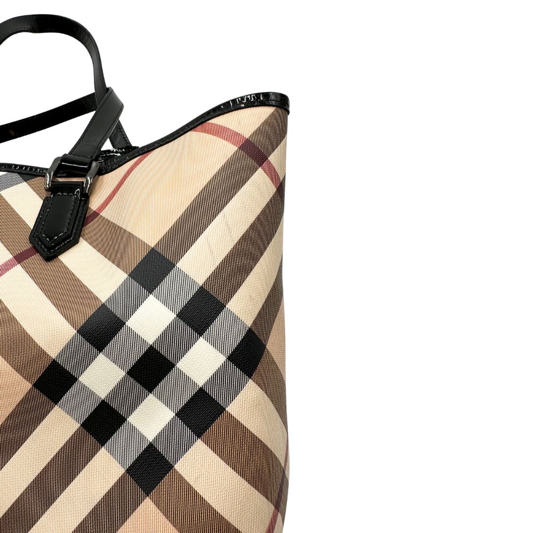 Borsa Burberry in canvas trama tartan e finiture in pelle vernis nera, puoi portarla a spalla oppure a mano. Originale, usata, di lusso, in ottime condizioni.