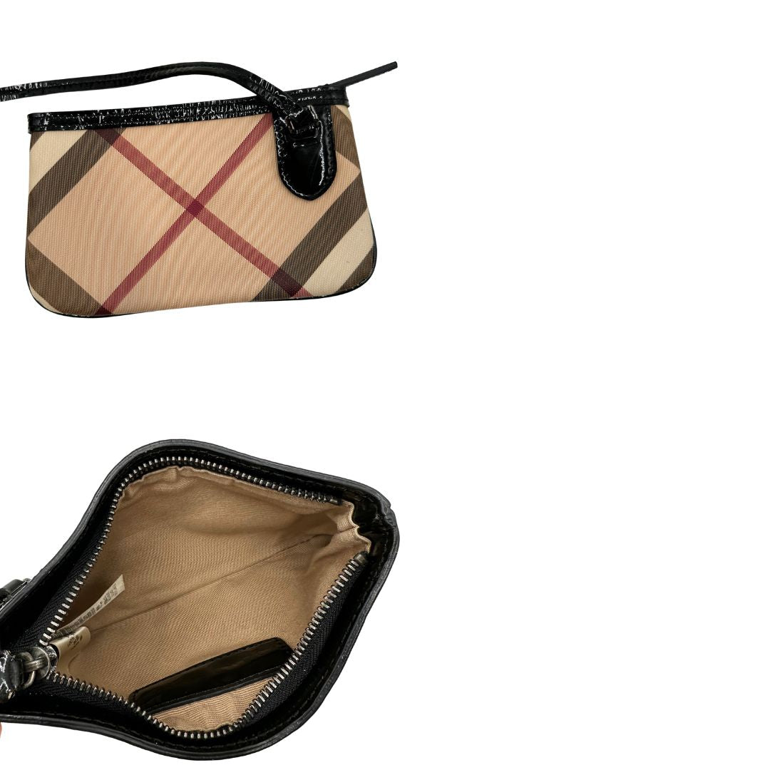 Pochette interna, Borsa Burberry in canvas trama tartan e finiture in pelle vernis nera, puoi portarla a spalla oppure a mano. Originale, usata, di lusso, in ottime condizioni.