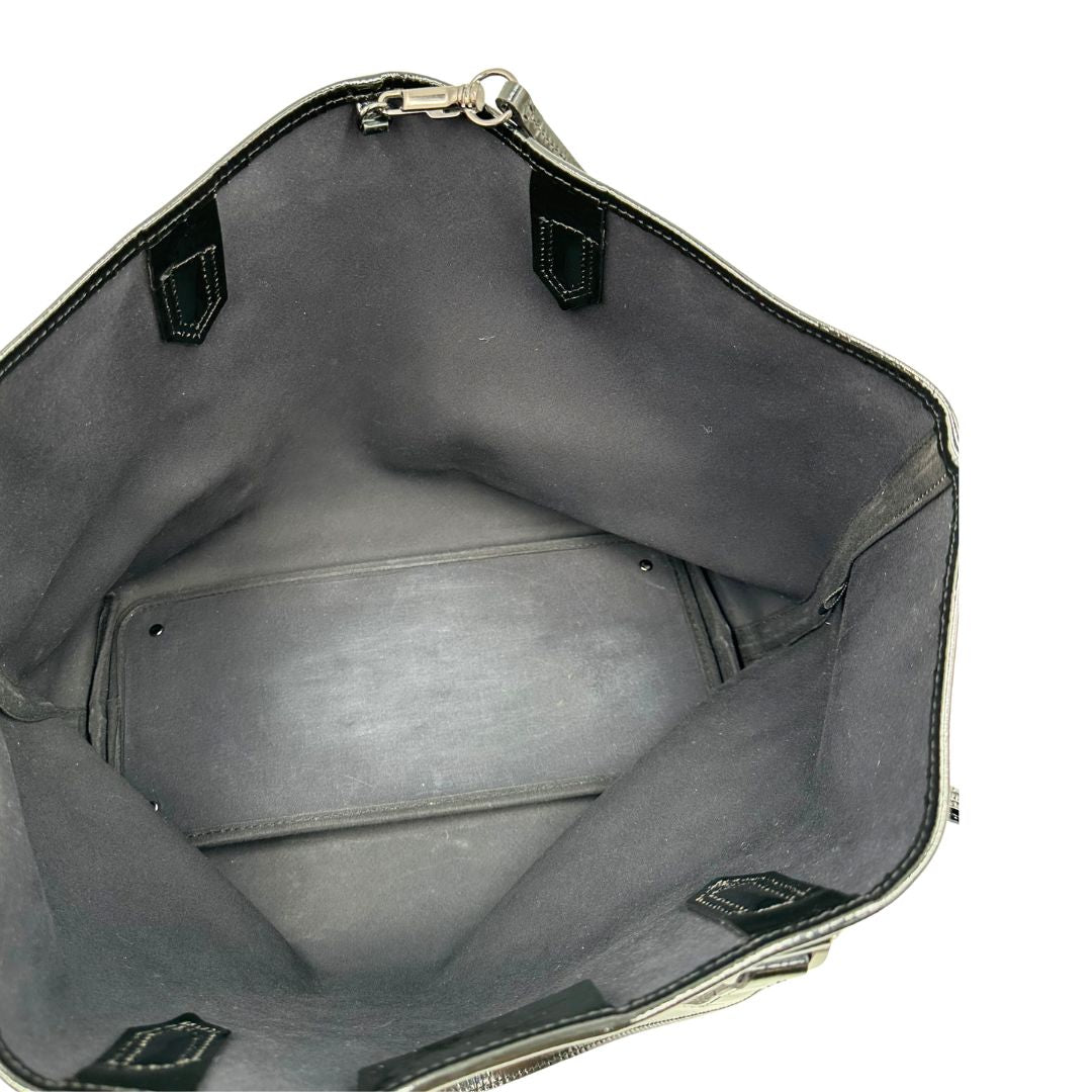 Interno, Borsa Burberry in canvas trama tartan e finiture in pelle vernis nera, puoi portarla a spalla oppure a mano. Originale, usata, di lusso, in ottime condizioni.