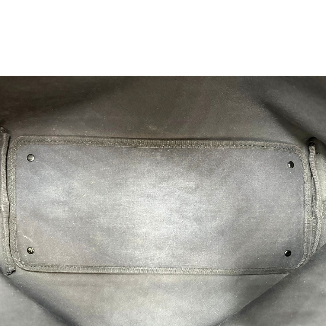 Interno, Borsa Burberry in canvas trama tartan e finiture in pelle vernis nera, puoi portarla a spalla oppure a mano. Originale, usata, di lusso, in ottime condizioni.