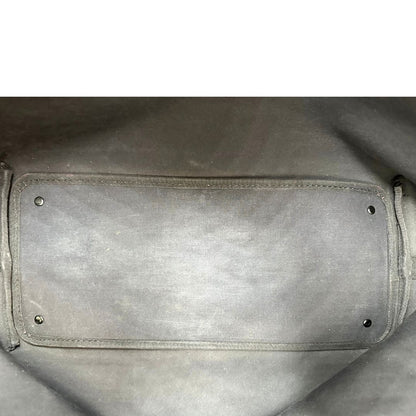 Interno, Borsa Burberry in canvas trama tartan e finiture in pelle vernis nera, puoi portarla a spalla oppure a mano. Originale, usata, di lusso, in ottime condizioni.