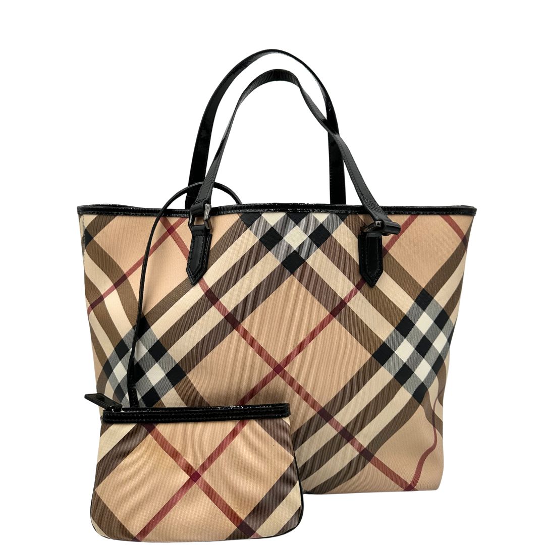 Front, Borsa Burberry in canvas trama tartan e finiture in pelle vernis nera, puoi portarla a spalla oppure a mano. Originale, usata, di lusso, in ottime condizioni.