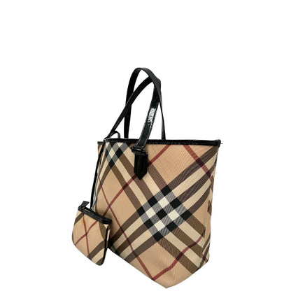Laterale, Borsa Burberry in canvas trama tartan e finiture in pelle vernis nera, puoi portarla a spalla oppure a mano. Originale, usata, di lusso, in ottime condizioni.