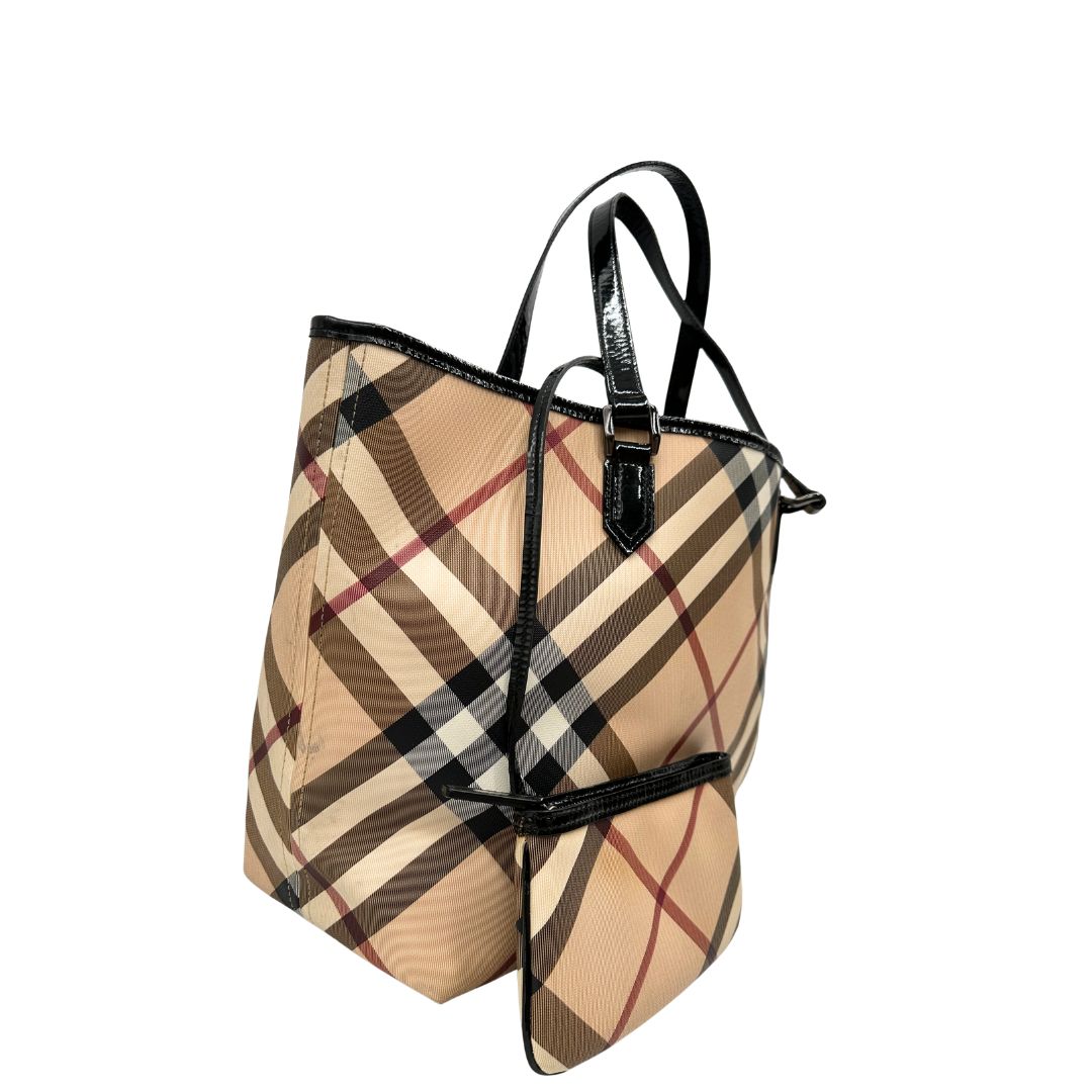 Laterale, Borsa Burberry in canvas trama tartan e finiture in pelle vernis nera, puoi portarla a spalla oppure a mano. Originale, usata, di lusso, in ottime condizioni.