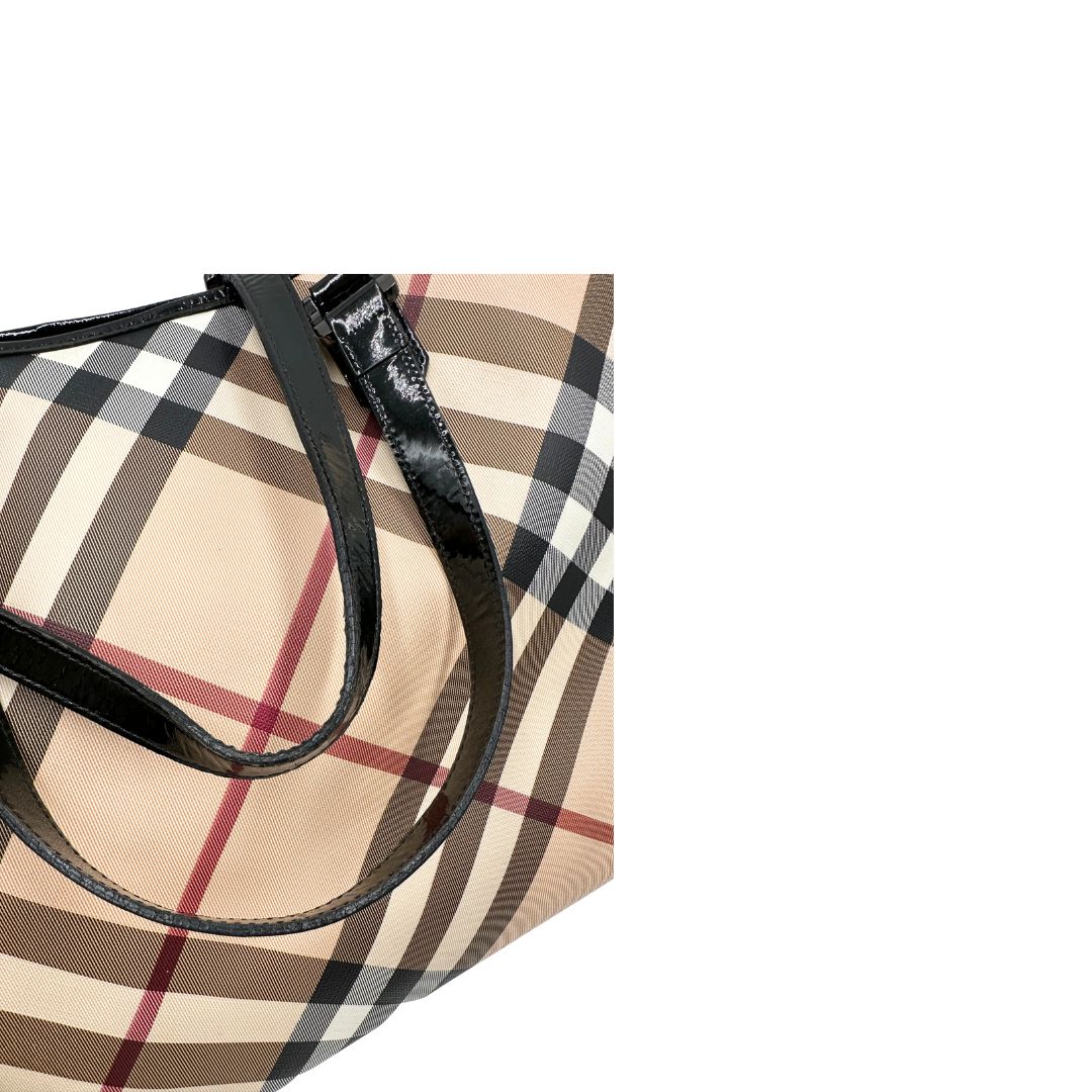 Manici, Borsa Burberry in canvas trama tartan e finiture in pelle vernis nera, puoi portarla a spalla oppure a mano. Originale, usata, di lusso, in ottime condizioni.
