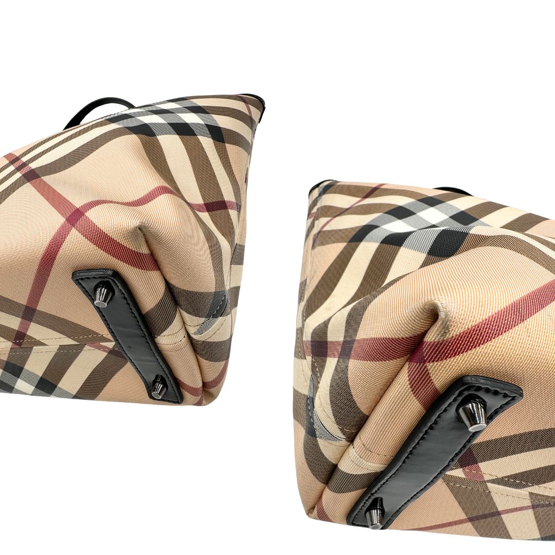 Angoli, Borsa Burberry in canvas trama tartan e finiture in pelle vernis nera, puoi portarla a spalla oppure a mano. Originale, usata, di lusso, in ottime condizioni.