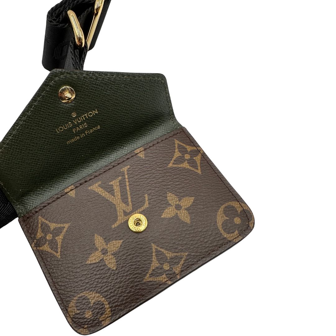 Accessorio tracolla Louis Vuitton realizzato in tessuto nero munito di portamonete in tela monogram