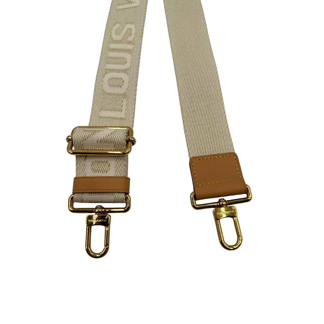 Accessorio tracolla Louis Vuitton realizzato in tessuto beige chiaro con finiture in vacchetta naturale e inserti metallici dorati. Originale, usato, di lusso, in condizioni eccellenti.