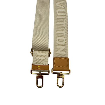 Accessorio tracolla Louis Vuitton realizzato in tessuto beige chiaro con finiture in vacchetta naturale e inserti metallici dorati. Originale, usato, di lusso, in condizioni eccellenti.