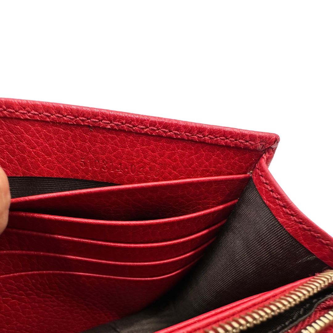Codice, Elegante borsa Gucci realizzata in pelle martellata rossa, caratterizzata dall’iconico logo Interlocking dorato. Indossabile a mano oppure a tracolla. Originale, usata, di lusso, in ottime condizioni.