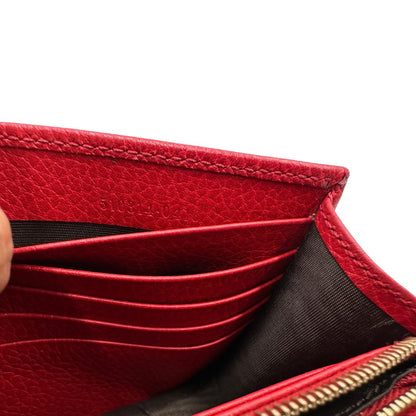 Codice, Elegante borsa Gucci realizzata in pelle martellata rossa, caratterizzata dall’iconico logo Interlocking dorato. Indossabile a mano oppure a tracolla. Originale, usata, di lusso, in ottime condizioni.