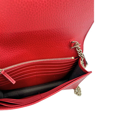 Interno, Elegante borsa Gucci realizzata in pelle martellata rossa, caratterizzata dall’iconico logo Interlocking dorato. Indossabile a mano oppure a tracolla. Originale, usata, di lusso, in ottime condizioni.