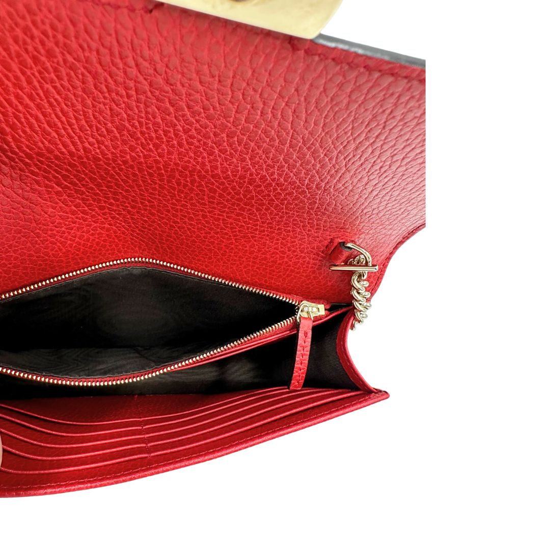 Interno, Elegante borsa Gucci realizzata in pelle martellata rossa, caratterizzata dall’iconico logo Interlocking dorato. Indossabile a mano oppure a tracolla. Originale, usata, di lusso, in ottime condizioni.