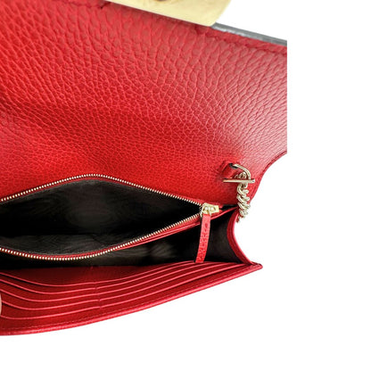 Interno, Elegante borsa Gucci realizzata in pelle martellata rossa, caratterizzata dall’iconico logo Interlocking dorato. Indossabile a mano oppure a tracolla. Originale, usata, di lusso, in ottime condizioni.