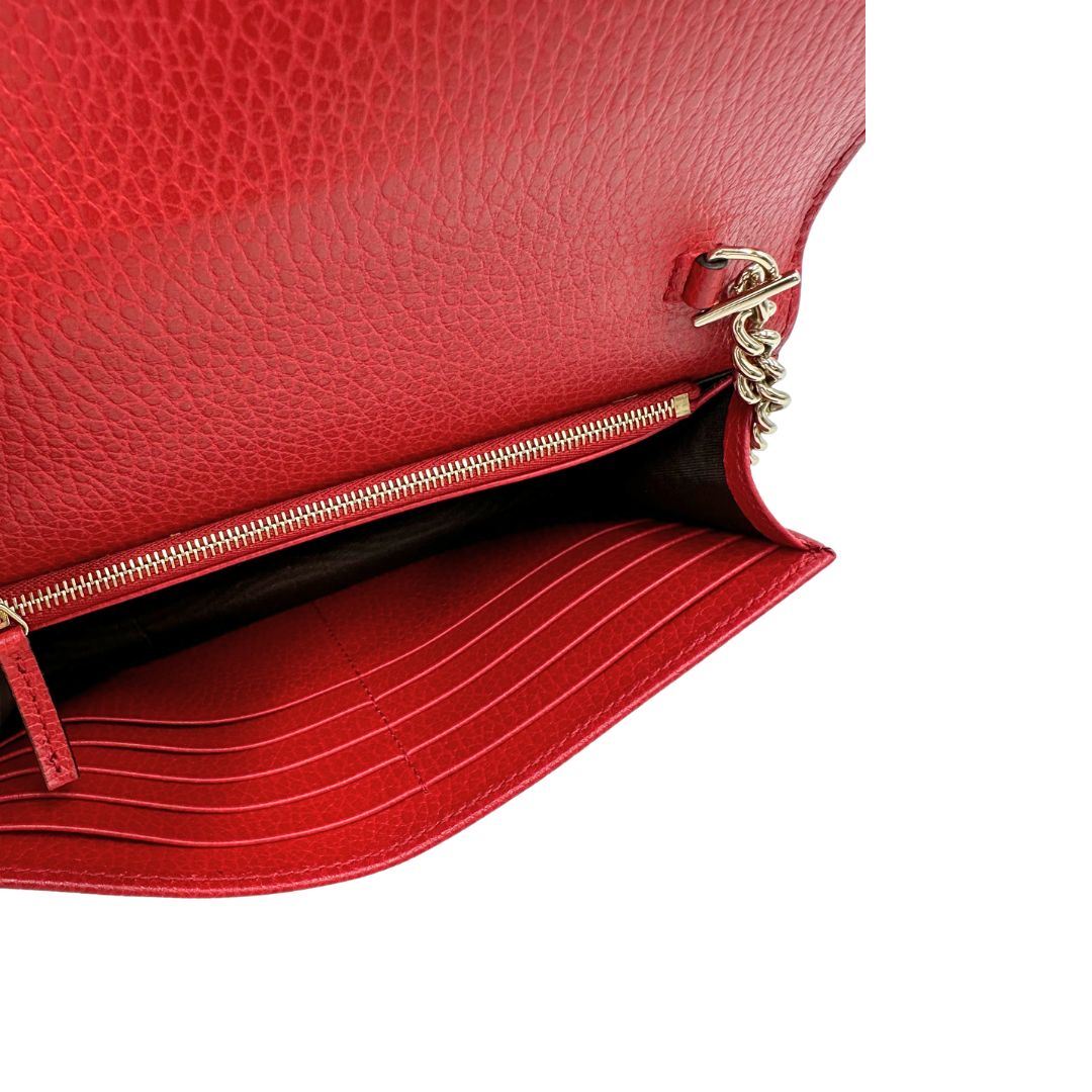 Interno, Elegante borsa Gucci realizzata in pelle martellata rossa, caratterizzata dall’iconico logo Interlocking dorato. Indossabile a mano oppure a tracolla. Originale, usata, di lusso, in ottime condizioni.