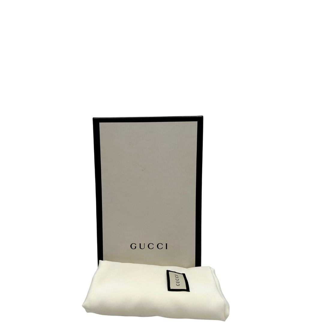 Dustbag, scatola, Elegante borsa Gucci realizzata in pelle martellata rossa, caratterizzata dall’iconico logo Interlocking dorato. Indossabile a mano oppure a tracolla. Originale, usata, di lusso, in ottime condizioni.