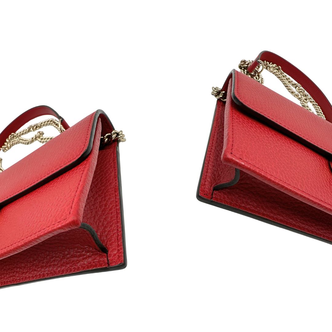 Angoli, Elegante borsa Gucci realizzata in pelle martellata rossa, caratterizzata dall’iconico logo Interlocking dorato. Indossabile a mano oppure a tracolla. Originale, usata, di lusso, in ottime condizioni.