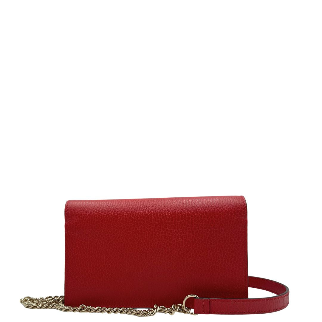 Retro, Elegante borsa Gucci realizzata in pelle martellata rossa, caratterizzata dall’iconico logo Interlocking dorato. Indossabile a mano oppure a tracolla. Originale, usata, di lusso, in ottime condizioni.