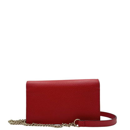Retro, Elegante borsa Gucci realizzata in pelle martellata rossa, caratterizzata dall’iconico logo Interlocking dorato. Indossabile a mano oppure a tracolla. Originale, usata, di lusso, in ottime condizioni.
