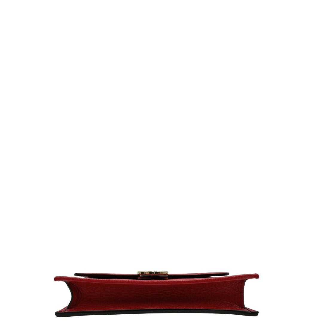 Base, Elegante borsa Gucci realizzata in pelle martellata rossa, caratterizzata dall’iconico logo Interlocking dorato. Indossabile a mano oppure a tracolla. Originale, usata, di lusso, in ottime condizioni.
