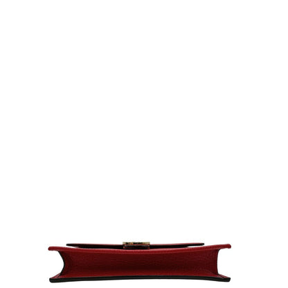 Base, Elegante borsa Gucci realizzata in pelle martellata rossa, caratterizzata dall’iconico logo Interlocking dorato. Indossabile a mano oppure a tracolla. Originale, usata, di lusso, in ottime condizioni.