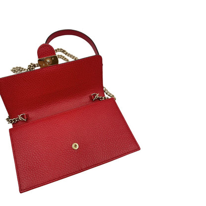 Elegante borsa Gucci realizzata in pelle martellata rossa, caratterizzata dall’iconico logo Interlocking dorato. Indossabile a mano oppure a tracolla. Originale, usata, di lusso, in ottime condizioni.