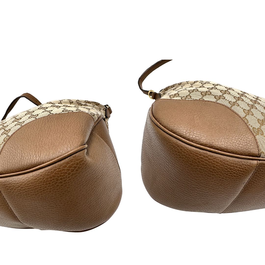 Angoli, Borsa Gucci GG in tessuto e pelle marrone; munita di un manico singolo, indossabile a spalla. Originale, usata, di lusso, in buone condizioni.