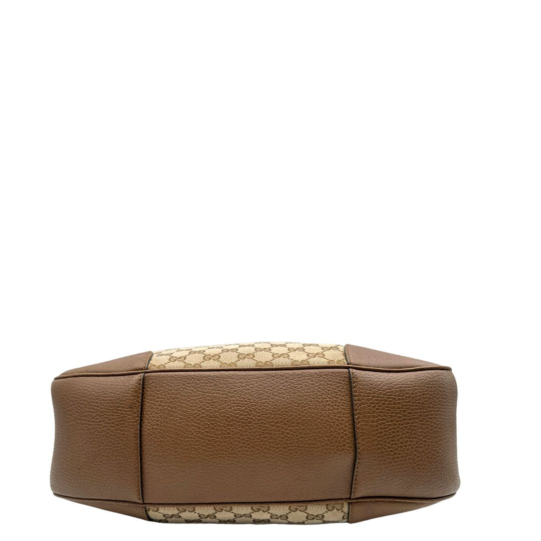 Base, Borsa Gucci GG in tessuto e pelle marrone; munita di un manico singolo, indossabile a spalla. Originale, usata, di lusso, in buone condizioni.