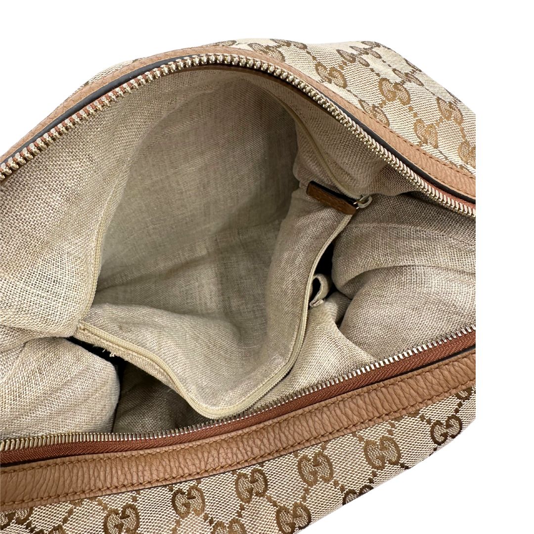 Interno tasca, Borsa Gucci GG in tessuto e pelle marrone; munita di un manico singolo, indossabile a spalla. Originale, usata, di lusso, in buone condizioni.