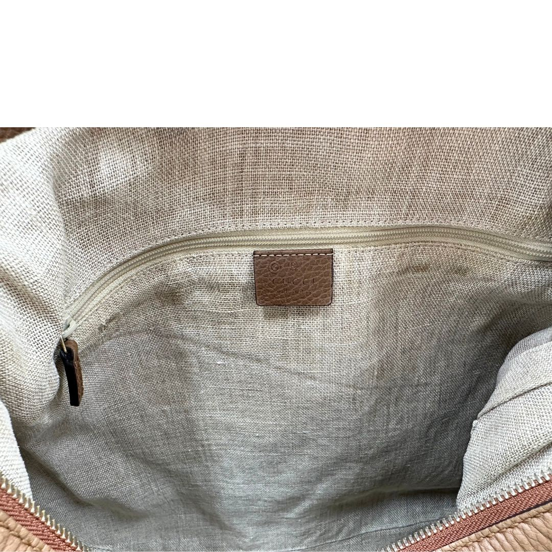 Interno, Borsa Gucci GG in tessuto e pelle marrone; munita di un manico singolo, indossabile a spalla. Originale, usata, di lusso, in buone condizioni.