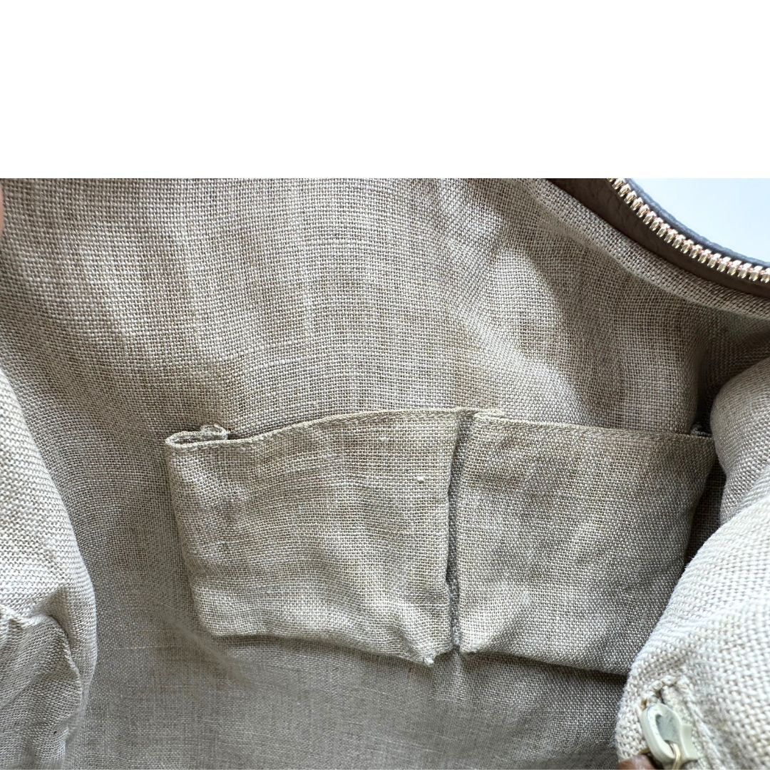 Interno, Borsa Gucci GG in tessuto e pelle marrone; munita di un manico singolo, indossabile a spalla. Originale, usata, di lusso, in buone condizioni.