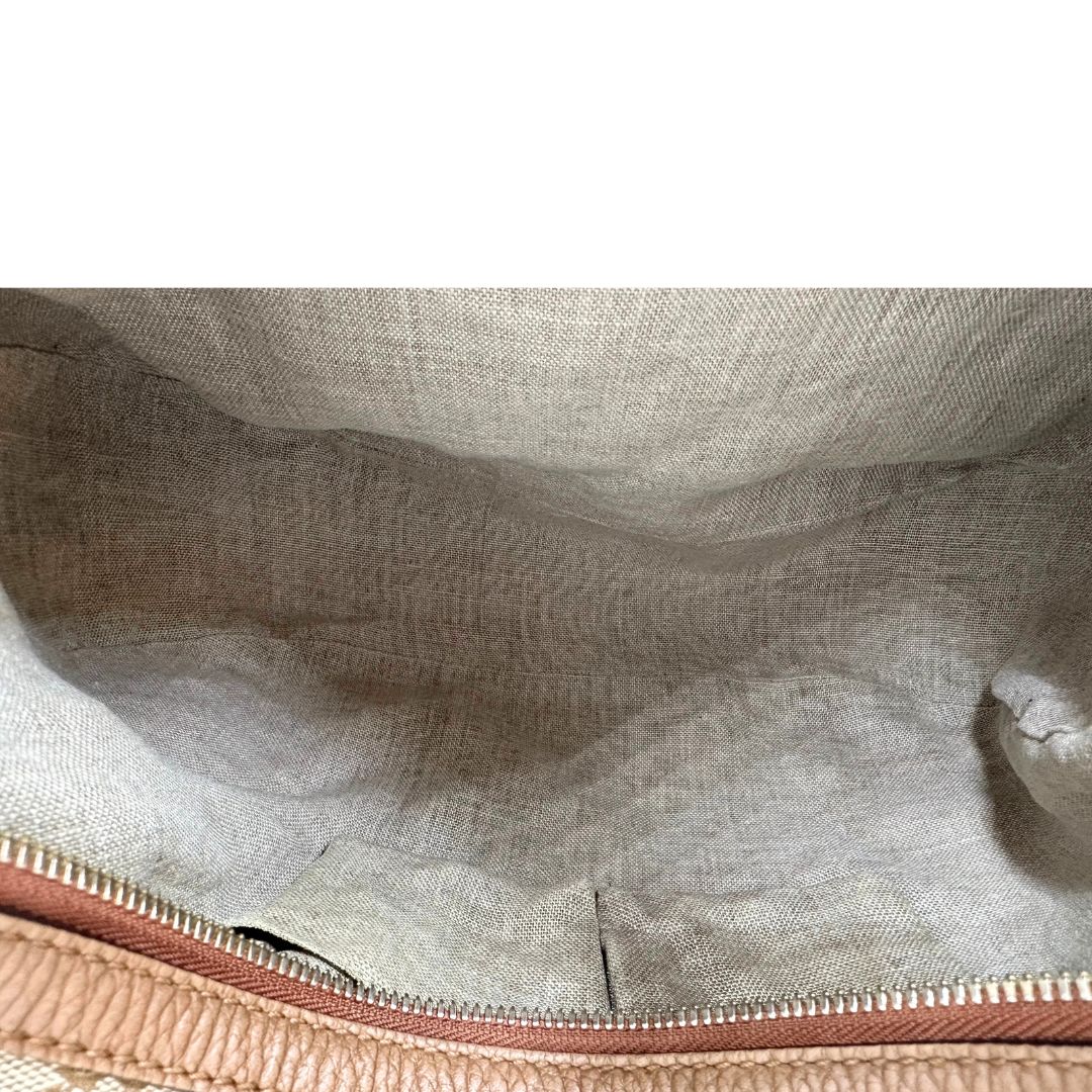 Interno, Borsa Gucci GG in tessuto e pelle marrone; munita di un manico singolo, indossabile a spalla. Originale, usata, di lusso, in buone condizioni.