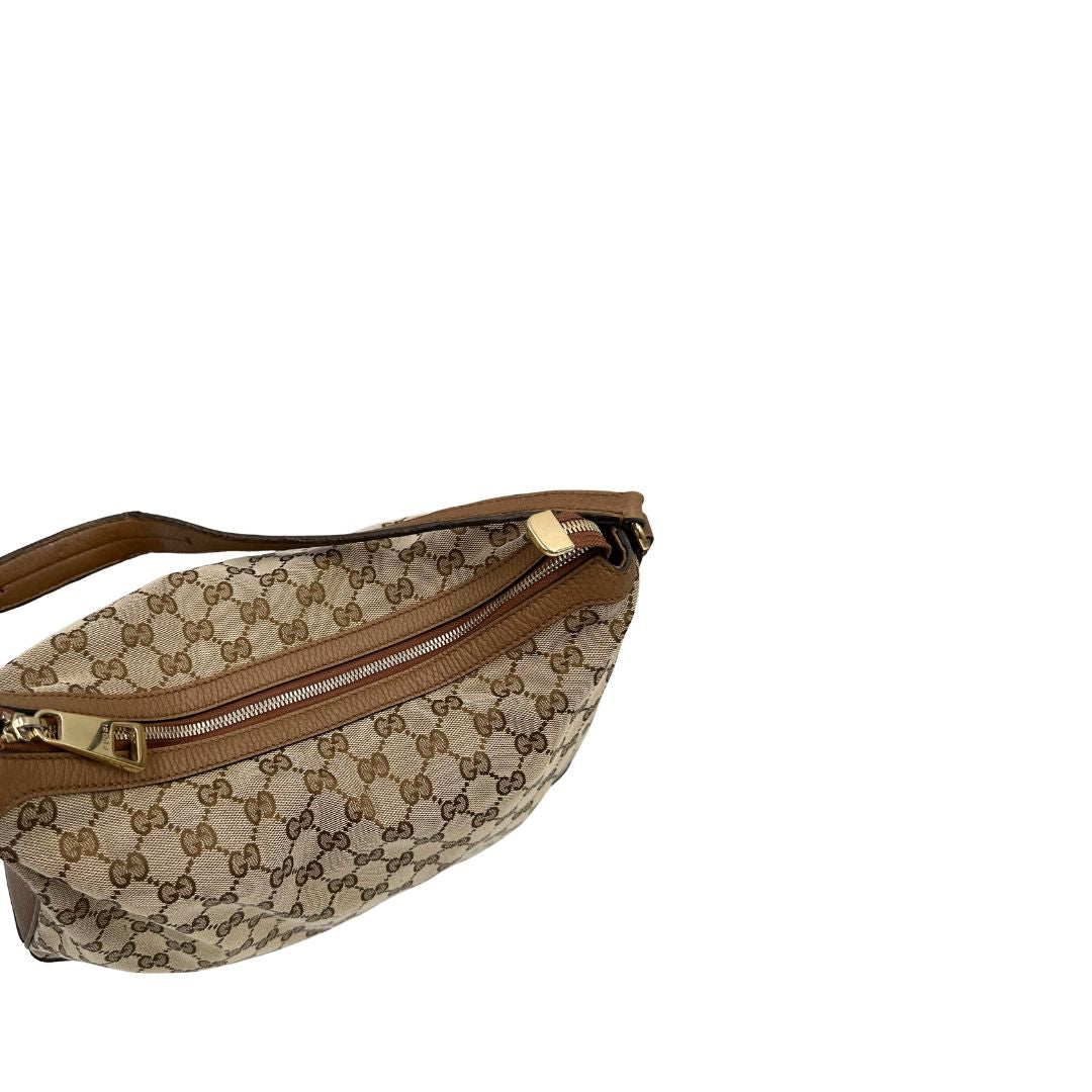 Chiusura, Borsa Gucci GG in tessuto e pelle marrone; munita di un manico singolo, indossabile a spalla. Originale, usata, di lusso, in buone condizioni.