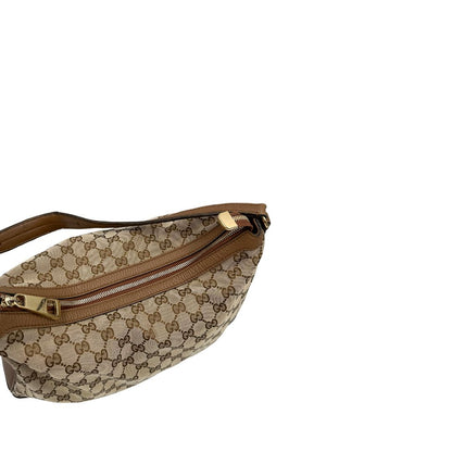 Chiusura, Borsa Gucci GG in tessuto e pelle marrone; munita di un manico singolo, indossabile a spalla. Originale, usata, di lusso, in buone condizioni.