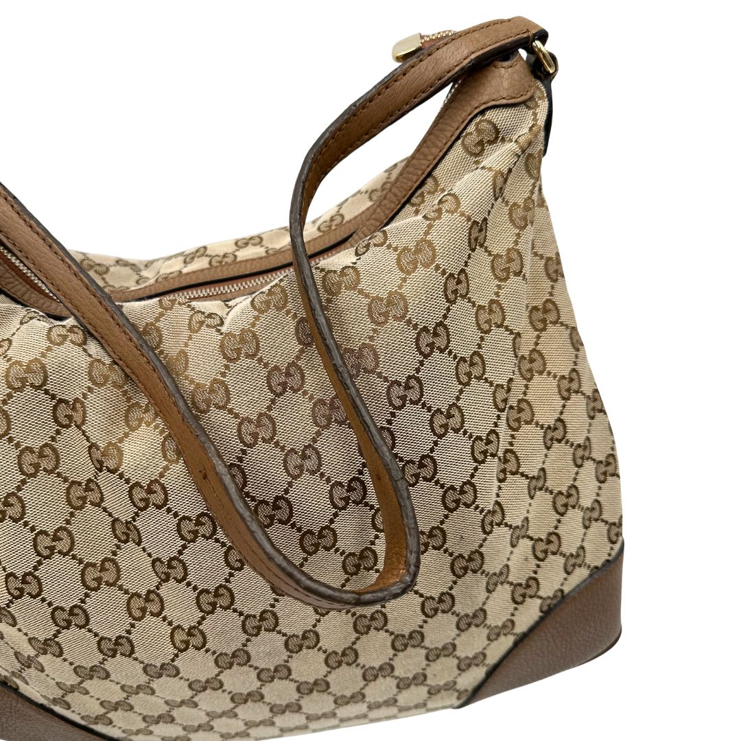 Manico, Borsa Gucci GG in tessuto e pelle marrone; munita di un manico singolo, indossabile a spalla. Originale, usata, di lusso, in buone condizioni.