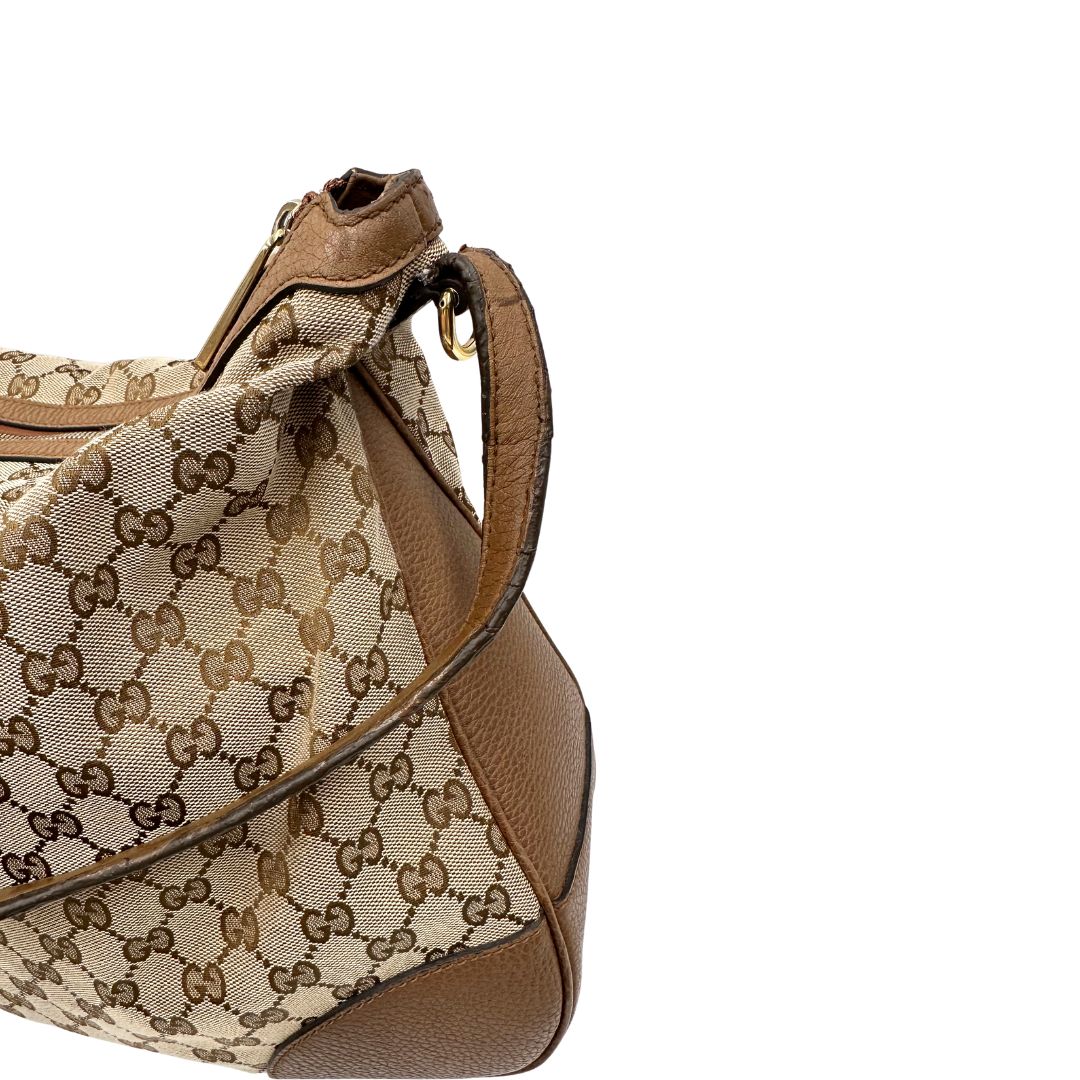 Manico, Borsa Gucci GG in tessuto e pelle marrone; munita di un manico singolo, indossabile a spalla. Originale, usata, di lusso, in buone condizioni.