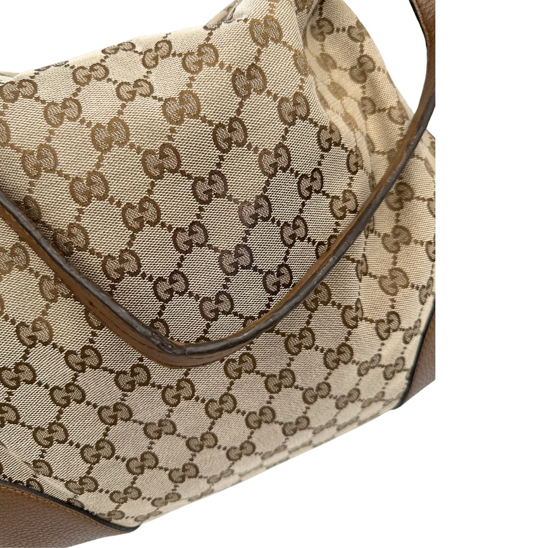 Manico, Borsa Gucci GG in tessuto e pelle marrone; munita di un manico singolo, indossabile a spalla. Originale, usata, di lusso, in buone condizioni.