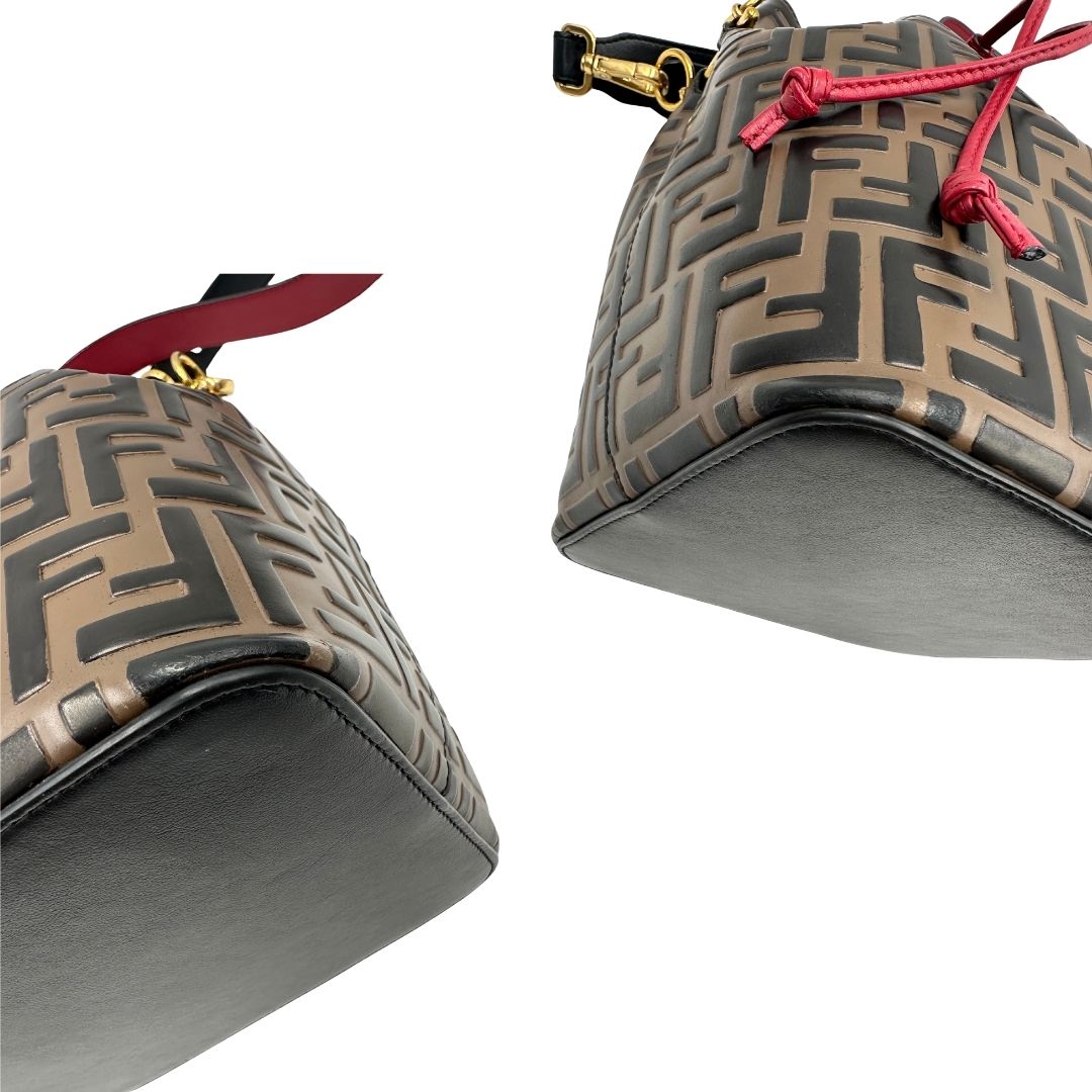 angoli Bucket Bag Fendi in pelle trama Zucca con finiture rosse, di lusso, originale, ottime condizioni 
